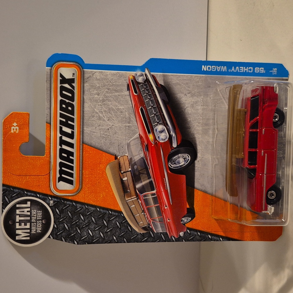 D5  Matchbox 59 chevy wagon with canoe   shipping protector